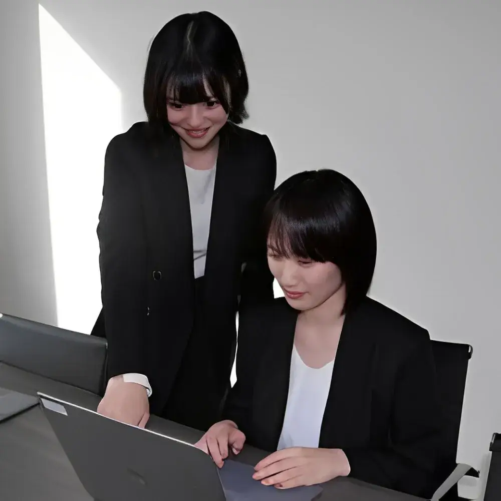 先輩との席も近く、誰にでも質問しやすい環境です！分からない時はいつでも声をかけてくださいね♪